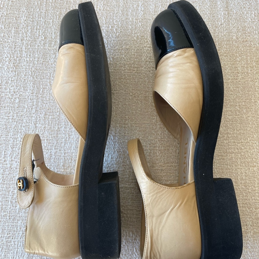 CHANEL Two-Tone Beige and Black Mary Jane Low-Heel Flats - Picture 4 of 12